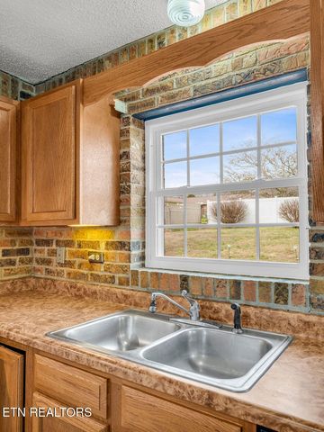 1000 Grandview Drive, Lenoir City, TN 37772