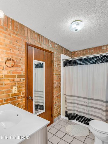 1000 Grandview Drive, Lenoir City, TN 37772