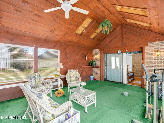 1000 Grandview Drive, Lenoir City, TN 37772