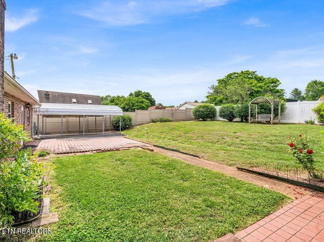 1000 Grandview Drive, Lenoir City, TN 37772