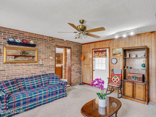 1000 Grandview Drive, Lenoir City, TN 37772