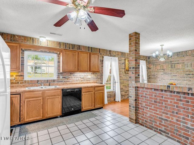 1000 Grandview Drive, Lenoir City, TN 37772