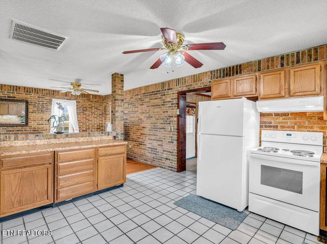 1000 Grandview Drive, Lenoir City, TN 37772