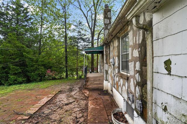 8151 Underhill Drive, St Louis, MO 63114