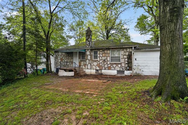 8151 Underhill Drive, St Louis, MO 63114