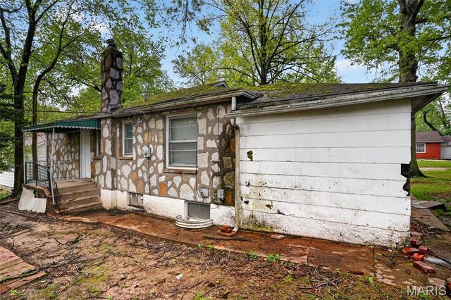 8151 Underhill Drive, St Louis, MO 63114