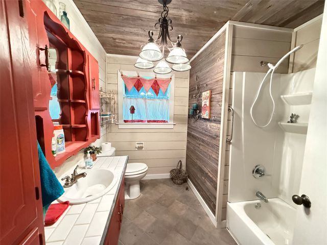619 E 12th Street, Bonham, TX 75418