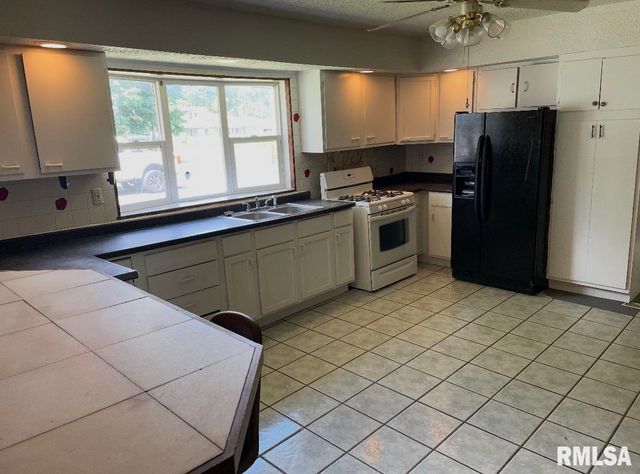 1401 S 14TH Street, Pekin, IL 61554