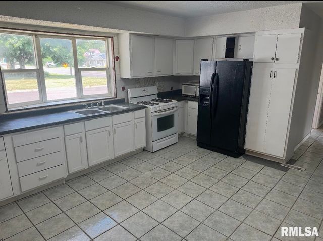 1401 S 14TH Street, Pekin, IL 61554