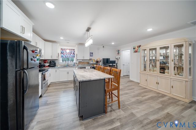 1124 Cheaneys Bridge Rd, Dunnsville, VA 22454