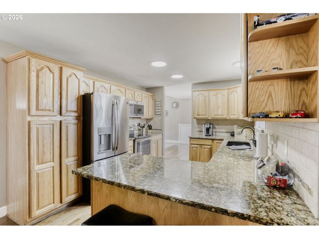 19453 Sunset Springs Dr, Oregon City, OR 97045