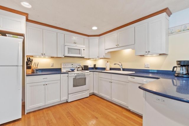 10 Meadowglen Rd, Billerica, MA 01862