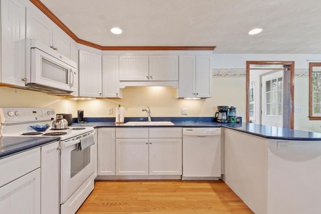10 Meadowglen Rd, Billerica, MA 01862