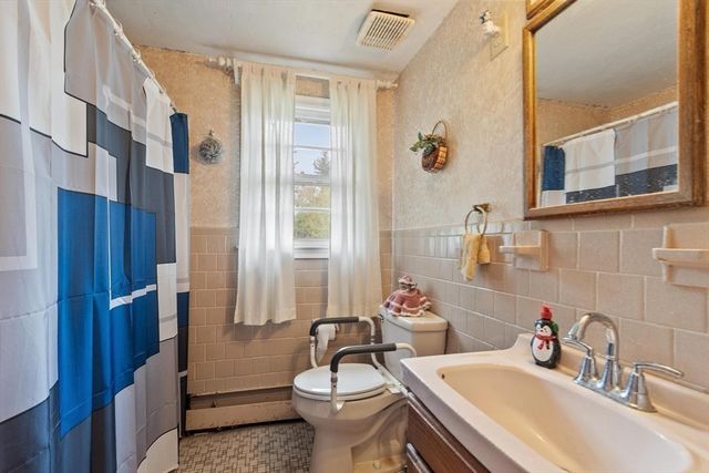 10 Meadowglen Rd, Billerica, MA 01862