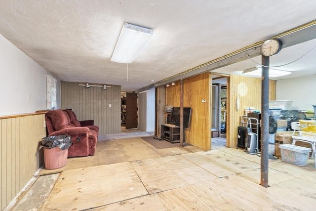 10 Meadowglen Rd, Billerica, MA 01862