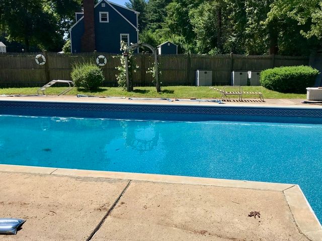 10 Meadowglen Rd, Billerica, MA 01862