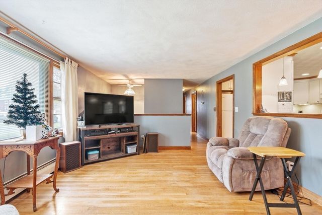 10 Meadowglen Rd, Billerica, MA 01862