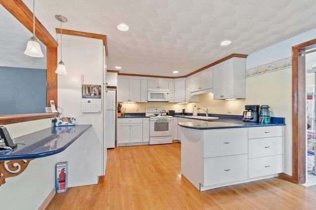 10 Meadowglen Rd, Billerica, MA 01862