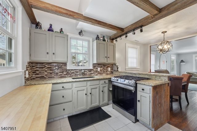 15 Godfrey Ave, Roseland Boro, NJ 07068