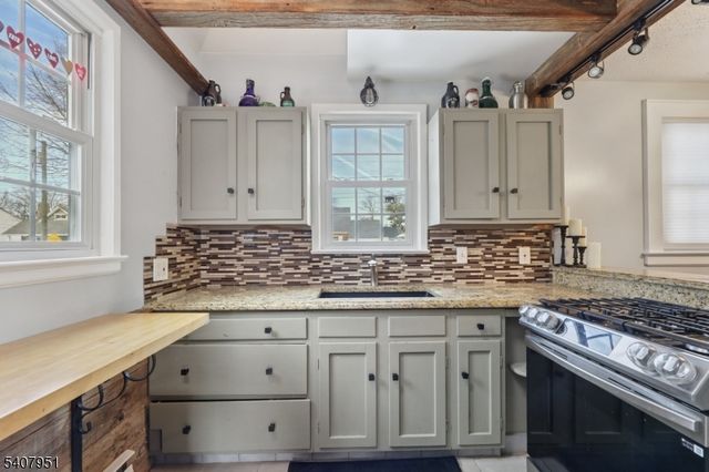 15 Godfrey Ave, Roseland Boro, NJ 07068