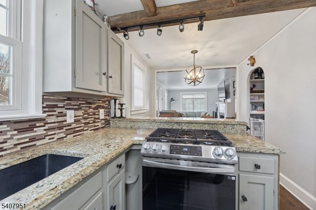 15 Godfrey Ave, Roseland Boro, NJ 07068