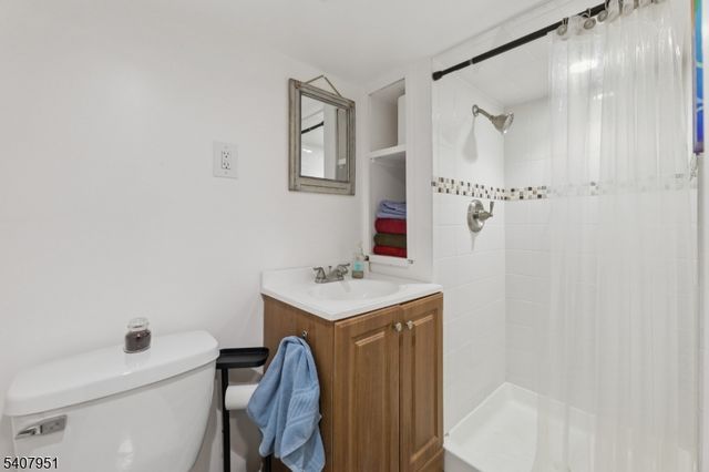 15 Godfrey Ave, Roseland Boro, NJ 07068