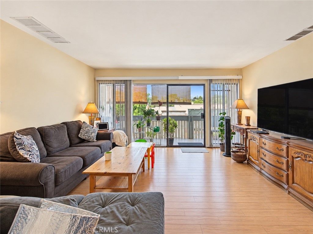 8601 International Avenue 135, Canoga Park, CA 91304 — exterior