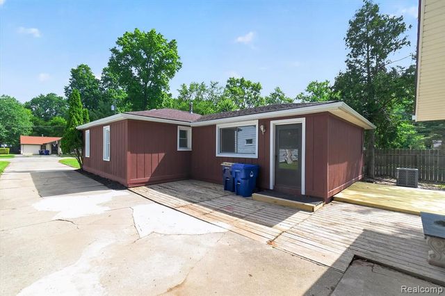 4841 Fenmore Avenue, Waterford, MI 48328