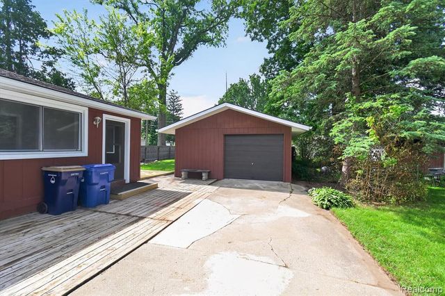 4841 Fenmore Avenue, Waterford, MI 48328