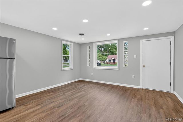4841 Fenmore Avenue, Waterford, MI 48328