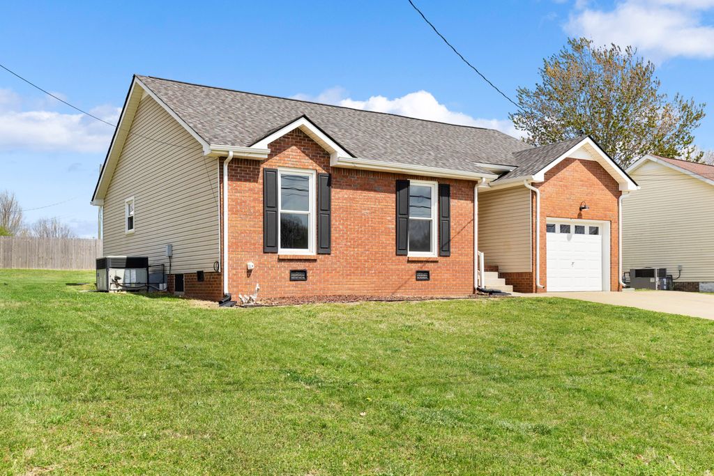 3105 Larson Ln, Clarksville, TN 37043