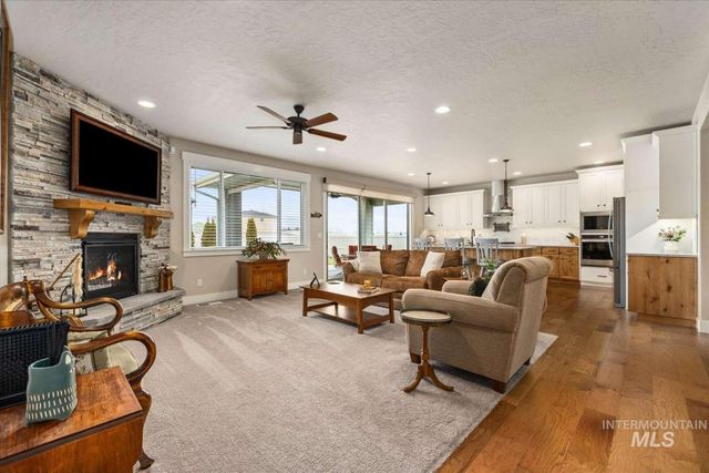 1062 W Six Shooter St, Middleton, ID 83644