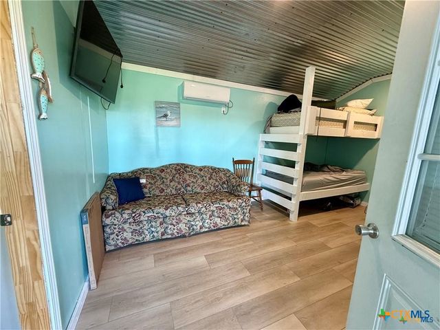 1012 W Broadway Avenue, Seadrift, TX 77983