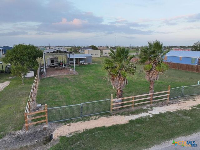1012 W Broadway Avenue, Seadrift, TX 77983