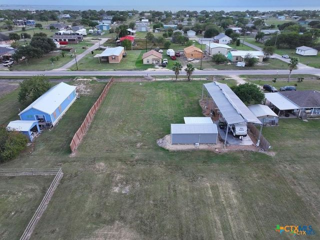 1012 W Broadway Avenue, Seadrift, TX 77983