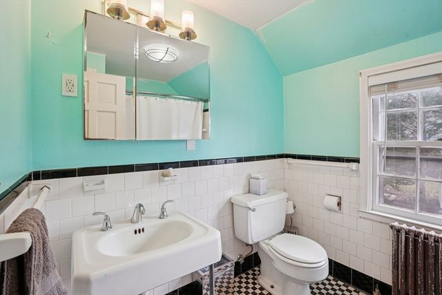 2 Saxon Rd, Worcester, MA 01602