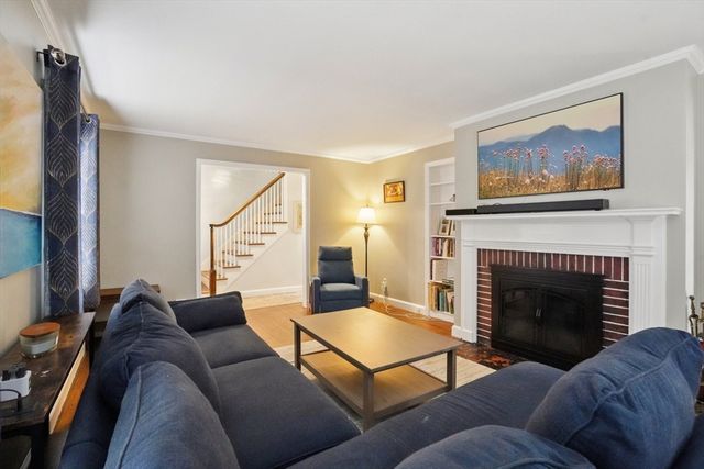 2 Saxon Rd, Worcester, MA 01602