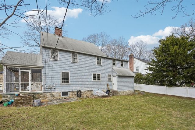 2 Saxon Rd, Worcester, MA 01602