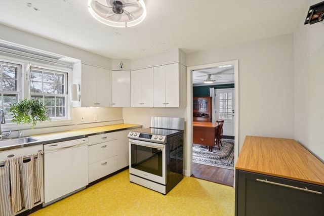 2 Saxon Rd, Worcester, MA 01602