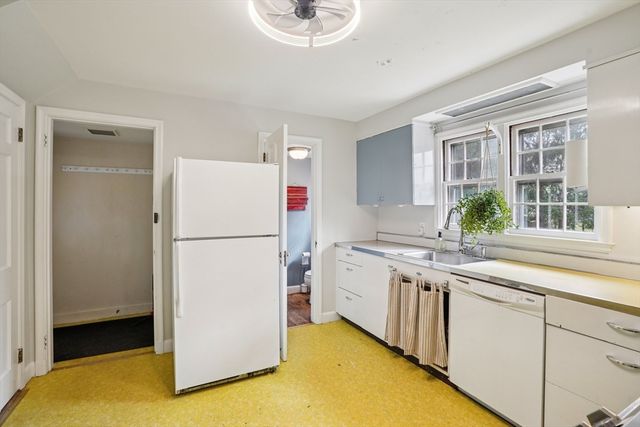 2 Saxon Rd, Worcester, MA 01602