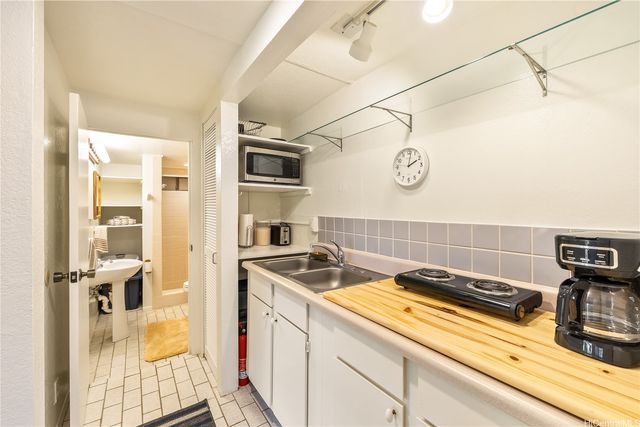 5926 Kalanianaole Highway, Honolulu, HI 96821