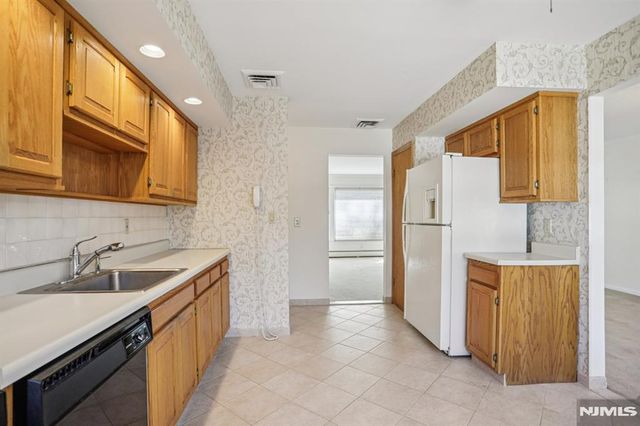 2 Eisenhower Road, Closter, NJ 07624