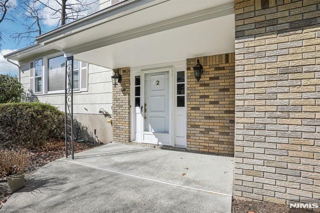 2 Eisenhower Road, Closter, NJ 07624