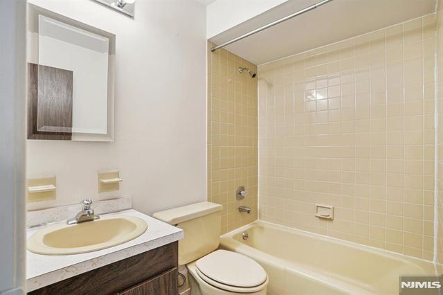 2 Eisenhower Road, Closter, NJ 07624