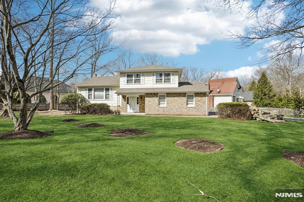 2 Eisenhower Road, Closter, NJ 07624