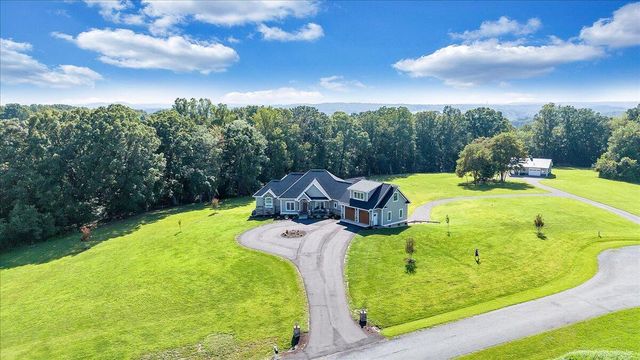 737 Camellia PL, Moneta, VA 24121