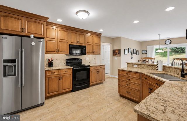 858 WATER EDGE CT, Lebanon, PA 17046