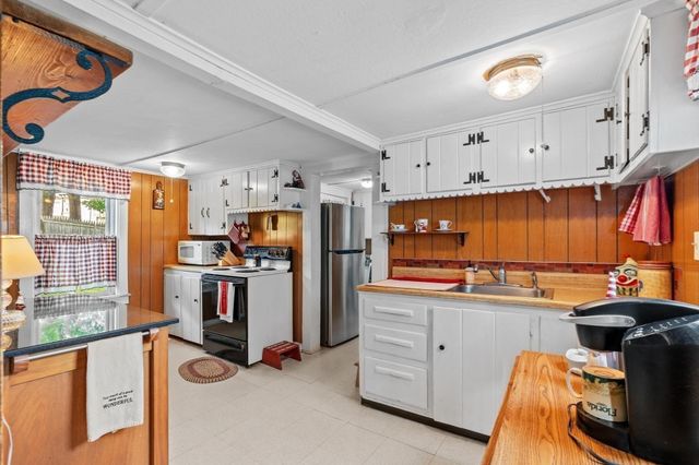 82 Point Grove Rd, Southwick, MA 01077