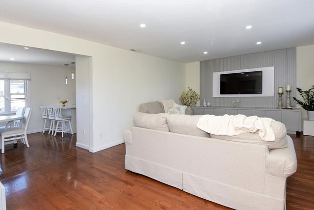 7 Erhardt Ter, Methuen, MA 01844