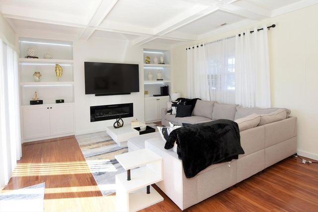 7 Erhardt Ter, Methuen, MA 01844